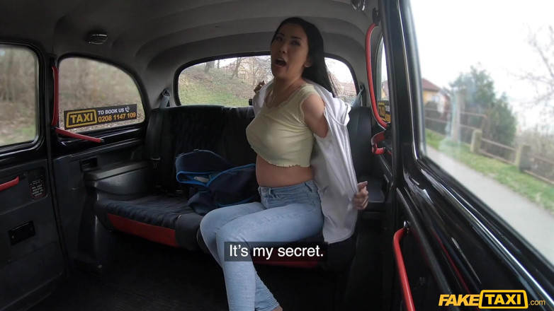 Fake Taxi: Fałszywa taksówka - nogi azjatyckiej Aliny Crystall, które idą w górę