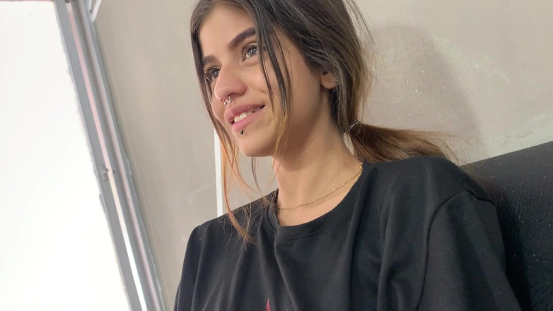 TUflacasex123: Ma demi-sœur ne me voit pas sans chemise parce que...