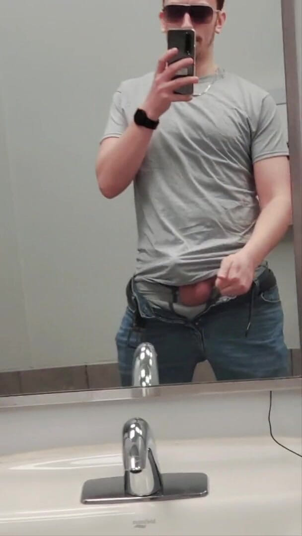 Ballbuster boi: Awek muda dengan bola sendiri menumpas kacangnya di bilik air...