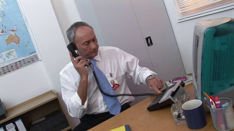 Hot Sex Party: 办公室里的男人变得饥渴并操他们性感的同事荡妇