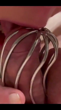 Ceinture de chasteté pour la première fois sur sa bite et orgasme ruiné