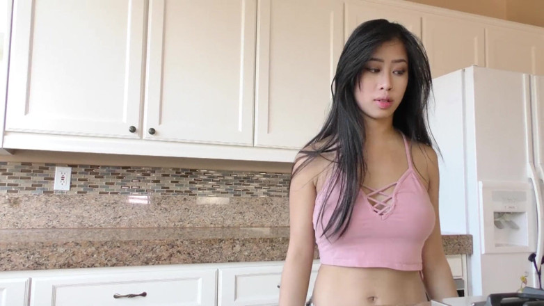 Asian Milfs n Teens: Jade Kush membenarkan ayah tirinya mengongkek semak berbulunya dan memancut...