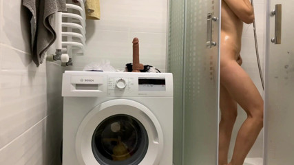 AnnaForia: Teen russa si masturba con un dildo in bagno mentre...