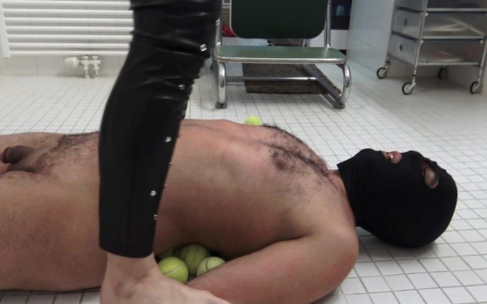 Femdom Austria: Uważaj na piłki tenisowe!