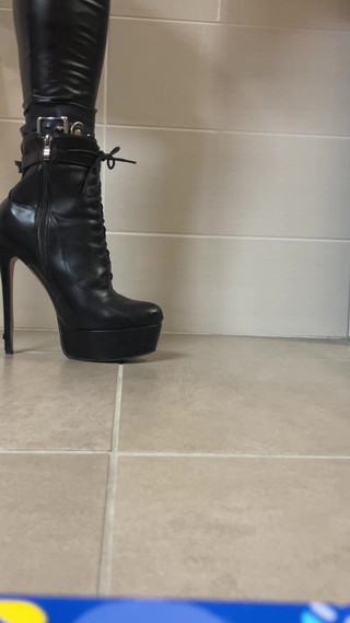 Celiasm: Tất cao su bọc trong gót cao