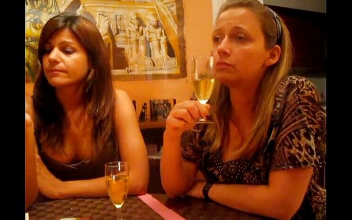 Femdom Austria: कामुक वेश्याओं के साथ लिविंगरूम में वित्तीय वर्चस्व