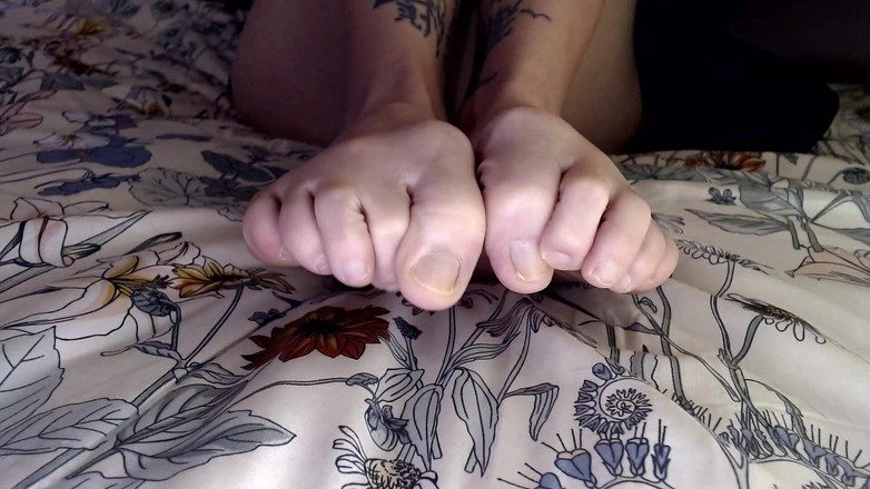 Abby Anna: 長い足の指フェチ、ポリッシュなし