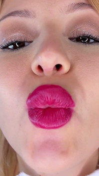 Slow motion rossetto rosso tremante rossetto raso