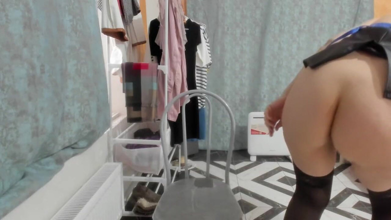 ANGELA_LADY: 一个穿着黑色丝袜和皮裙的熟女炫耀她华丽的屁股