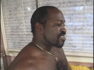 Anal seduction: Une jeune black mignonne se fait arroser le visage de...