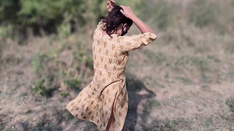 Fuckkkker: 美丽的女友被男朋友户外丛林印度性交