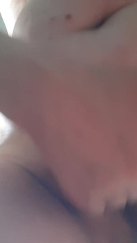 Uma milf peluda com uma buceta gorda e um grande clitóris se masturba e se masturba, orgasmos e orgasmos