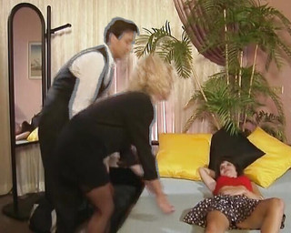 Enjoy German porn: 两个淫荡的德国小妞在湿润的小穴里被内射