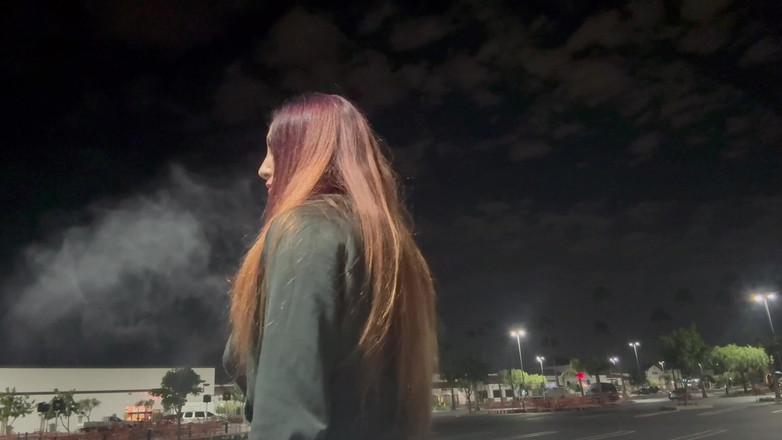 Artemisia Love: 意大利长发女郎在深夜在户外抽烟