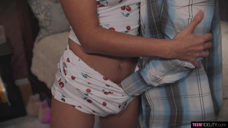 Teenfidelity: Pequeña latina Hazel Heart preñada