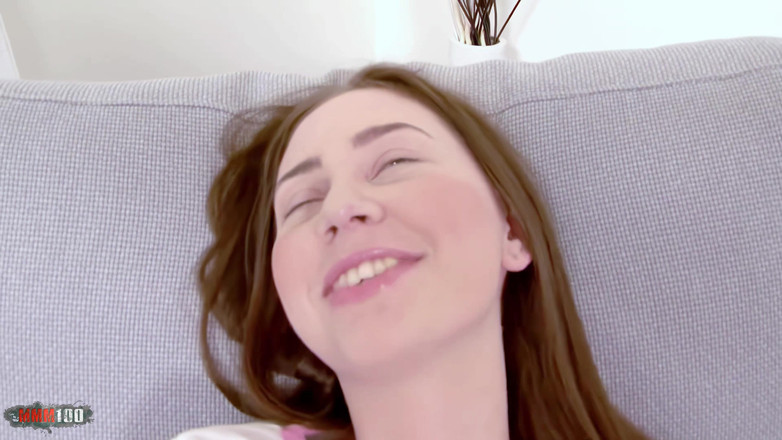 Porn-World: 18letá Lana si hraje s robertkem a je tvrdě ošukána...