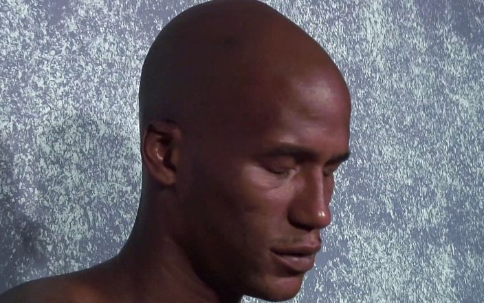 Male Dream: Un black sportif à grosse bite trouve un trou blanc avide