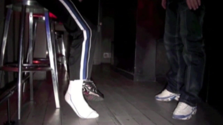 Sneaker gay: Poddanie trampek w barze