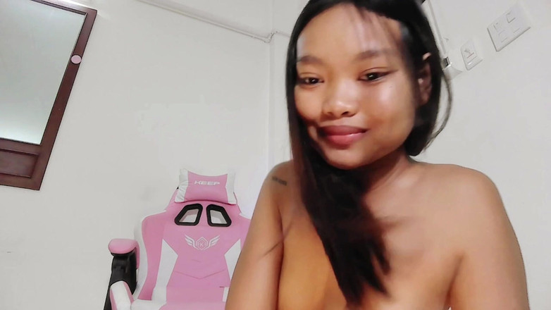 Cupcake: Thajská studentka se svléká