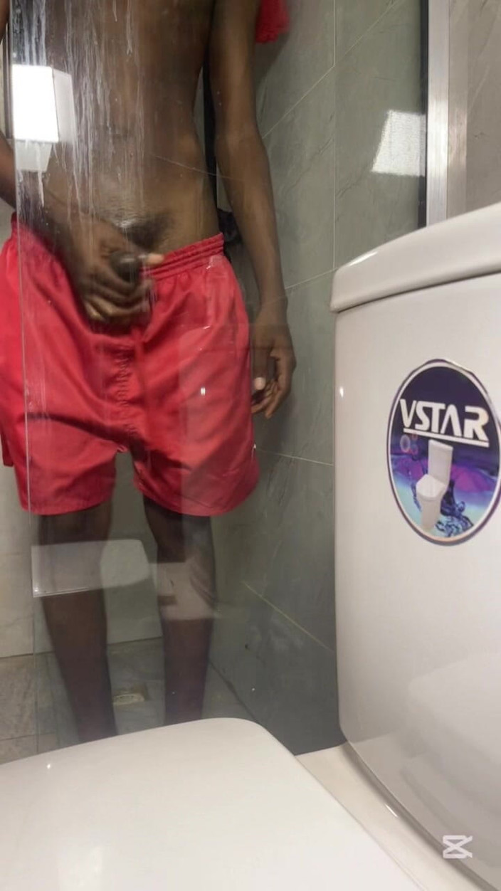 Aded-Toxic: Twink zveltă se joacă cu o pulă enormă