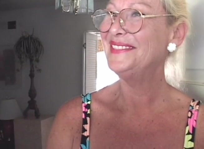 Gilfy Pleasure: Blonďatá gilf je análně ošukaná u bazénu