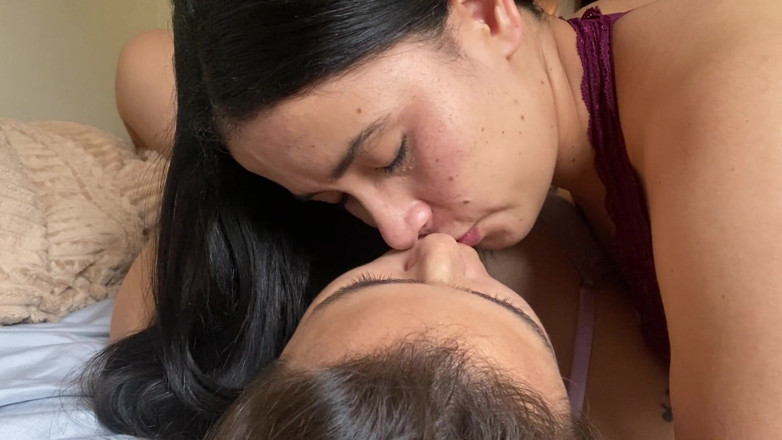 zoemelissa: Saya menghisap lidah besar lesbian, dia meniduri saya di kerongkong...