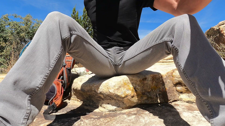 Lapetus: Mijando meus jeans e se masturbando no deserto