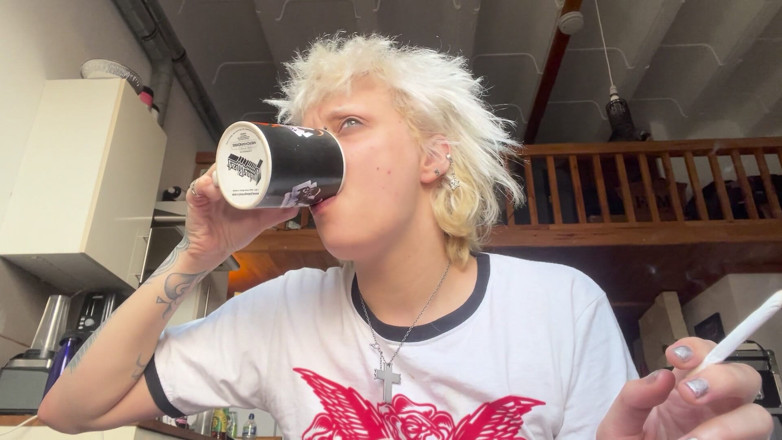 Glitterqueen1999: タバコを吸う 怠惰なコーヒー メイクなし