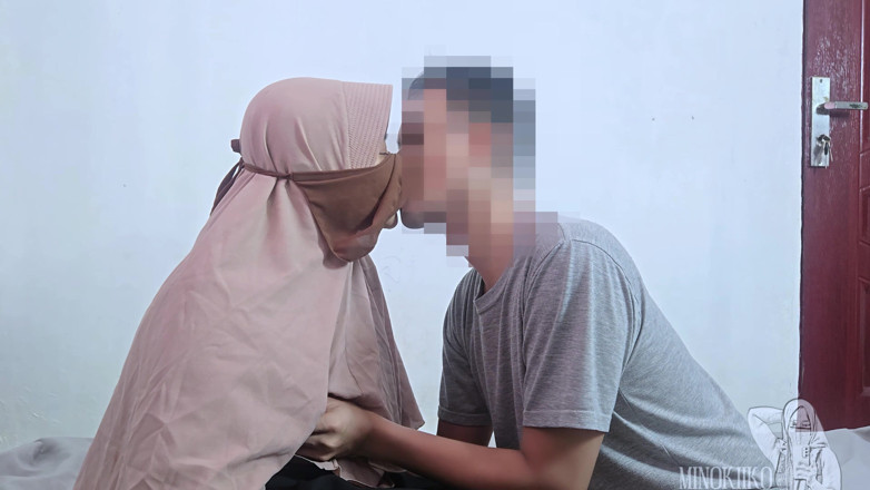Minokiiko: L'insegnante di hijab tradisce con il suo studente e si è...