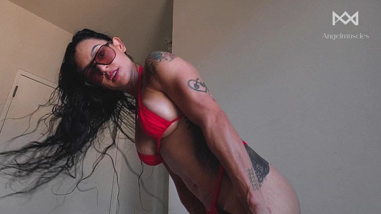 Angelmuscles: Tentazione dei muscoli abbronzati dal sole