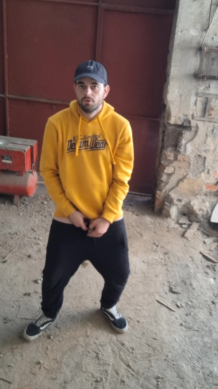 jerkofflover: Masturbarea într-o fabrică abandonată în aer liber și în interiorul sălilor