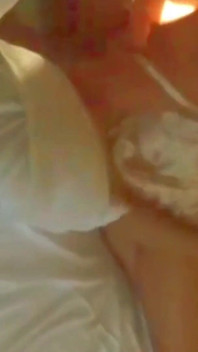 欲求不満な浮気妻、ホテルでセックス、オーガズム、そして深い中出しが彼女のきつい膣で
