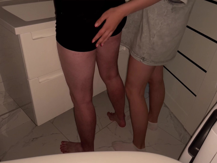 teenstep: 義理の妹、何をしているの?夜のバスルームで