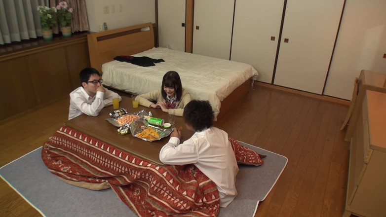 DOC channel: PT3 Menyelinap masuk ke dalam kotatsu dan bermain ulat pada...