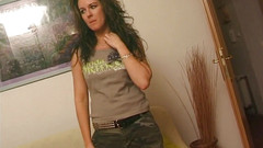 Lesbian Illusion: Roztomilá mladá brunetka se představuje sama a svůj ohromující zadek