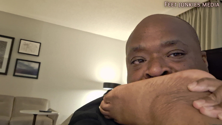 Foot Patrol: Kaki cewek ini dijilat dan dijilat sama tamu di rumah