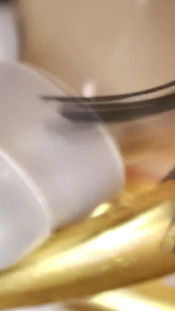 Feticismo dell'orecchio, pulizia dell'orecchio, plug per le orecchie, apparecchi acustici