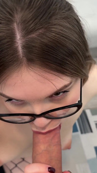 Milka chupando polla recibe un facial y se corre en sus gafas en mamada en primer plano
