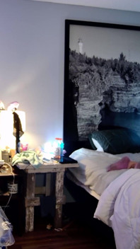Neem haar op zijn hondjes en ze leidt me naar het randje van het bed, kijk wat ze van bed klopt, p in haar