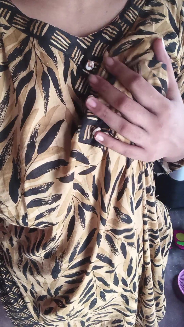 Muscool: Une étudiante mignonne montre ses seins et sa chatte