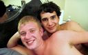 Gay Guys: Cuplu tânăr fierbinte băieți homosexuali care își fut cururile pe rău