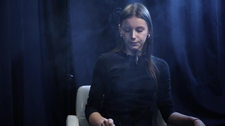 Russian Smokers: Junges mädchen raucht solo in einer ruhigen studio-session mit langsamen...