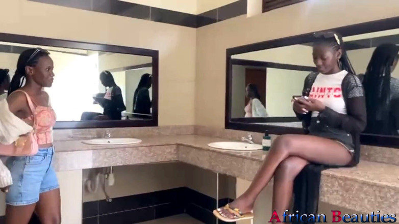 African Beauties: Dvě lesbické kočičky dildo šukají ve veřejném parku
