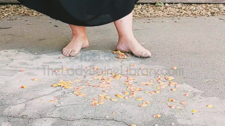 TheLadyBaine: SSBBW demoness chân trần candy corn nghiền nát