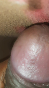 เขากำลังผ่อนคลายในห้องนอน กำลังหาความสุขส่วนตัว