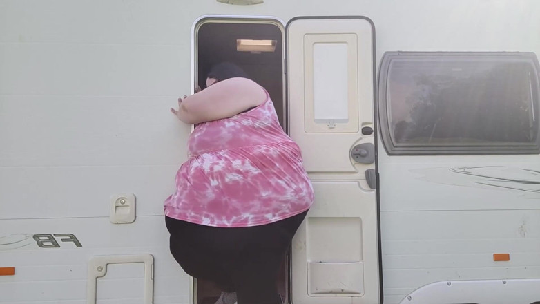 SSBBWLadyBrads: SSBBW Vs Tiny caravan door
