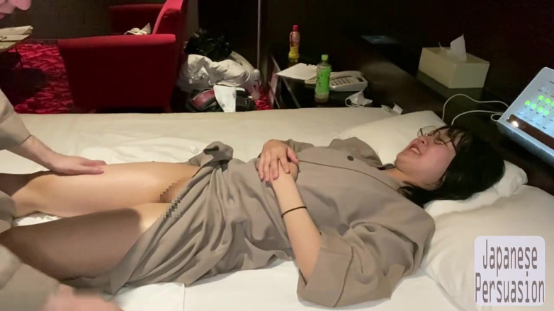 Far east hentai works: Quiet Glasses Girl - a Simple Massage Turning Into a Private...