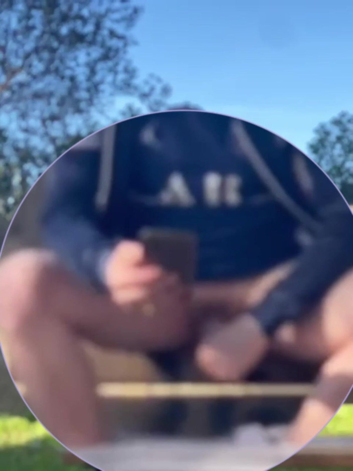 AmateurMates: Amateur-junge Verlor Eine Wette Und Musste Seinen Schwanz in Einem...