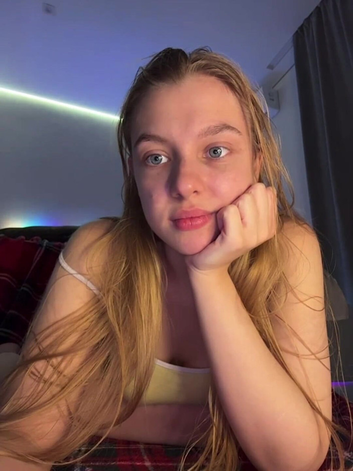 JuiceLussie: Hraní s přírodními kozami a prstění kundičky a chodidla