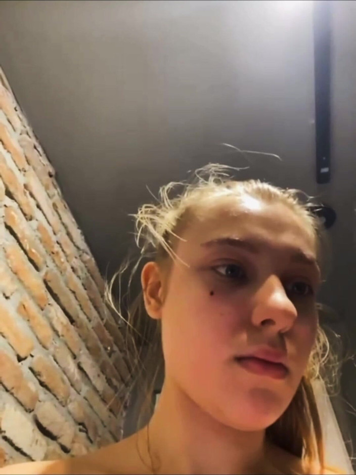 JuiceLussie: Publiczny tryska anal